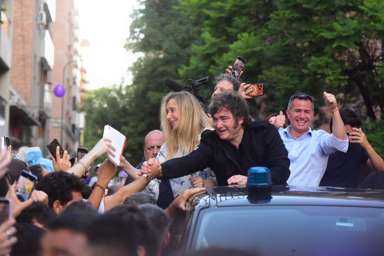 El presidente Javier Milei encabezó en Córdoba la Marcha de la Gratitud, acompañado por su hermana Karina y los diputados Gabriel Bornoroni y Gonzalo Roca. (Nicolás Bravo / La Voz)