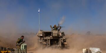 Una unidad de artillería móvil dispara un proyectil desde el sur de Israel hacia la Franja de Gaza, en un puesto cerca de la frontera de Israel y Gaza, el 6 de noviembre de 2023.