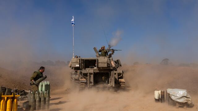Una unidad de artillería móvil dispara un proyectil desde el sur de Israel hacia la Franja de Gaza, en un puesto cerca de la frontera de Israel y Gaza, el 6 de noviembre de 2023.