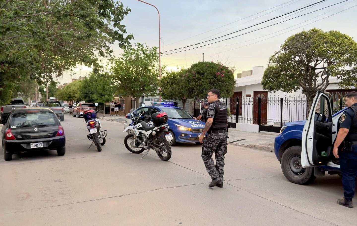 Arroyito: la policía detuvo a un motociclista sin documentación y redujo con armas no letales a un tercero