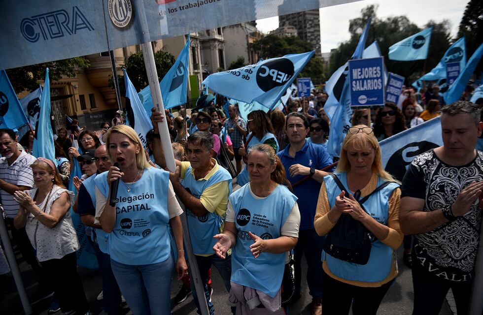 Protesta docente en Córdoba: la UEPC marchó  hacia el Ministerio de Finanzas de la ciudad
