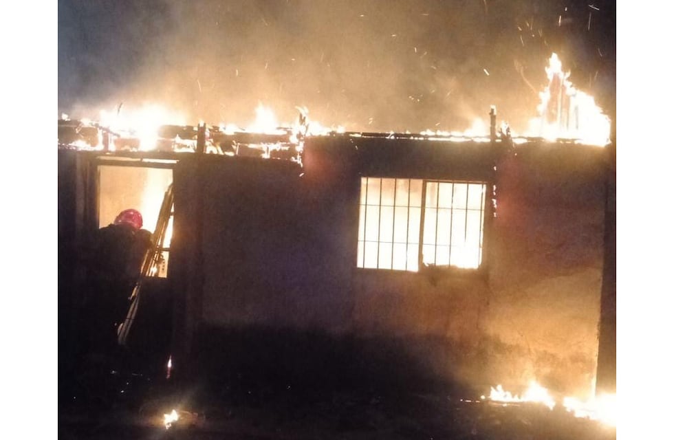 Córdoba: se incendió su vivienda, quedó atrapado entre las llamas y murió
