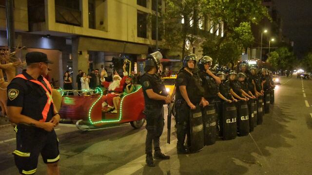 Papá Noel en el cacerolazo contra Milei en Córdoba.