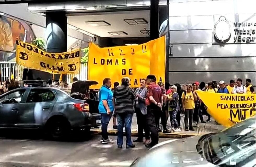 Primera manifestación de la era Milei: cómo fue el reclamo encabezado por Castells sin cortar la calle
