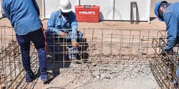 Los obreros ya trabajan en el nuevo parador urbano que tendrá el metrotranvía en el Parque TIC. Gentileza Municipalidad de Godoy Cruz