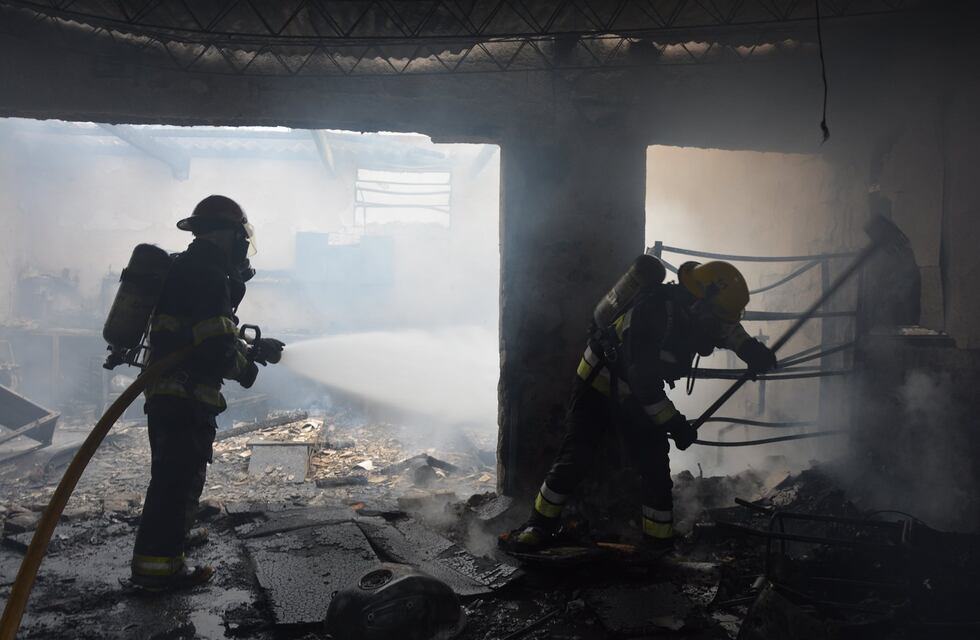 Grave incendio en un taller de motos