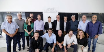El intendente de Tandil, Miguel Lunghi, se reunión con Axel Kicillof en Necochea