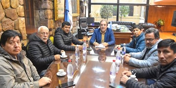 El vicegobernador Alberto Bernis recibió en el despacho de Presidencia de la Legislatura a los dirigentes de la CGT Jujuy Julio Vilte, Luis Cabana, Ramón Neyra, Freddy Berdeja, Francisco Montes y Ariel Vargas.