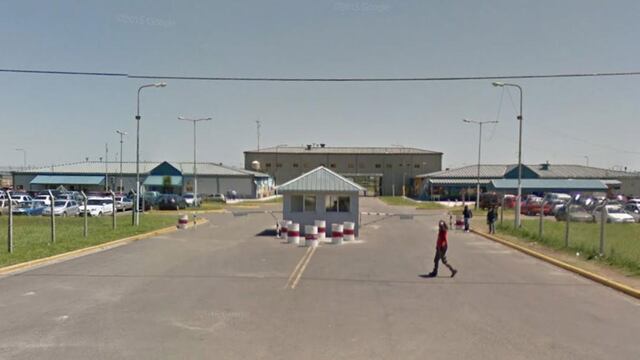 Un hombre murió y otros tres están internados con su estado de salud muy delicado tras sufrir una intoxicación en el penal de Ezeiza. Foto: Captura/©Google Street View.