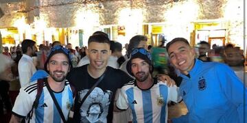 Lucas Zelarayán y Renzo Saravia, dos ex Belgrano acompañando a la Selección.