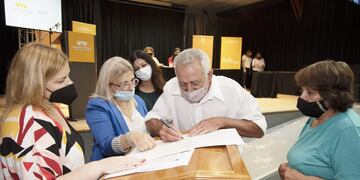 Entrega de escrituras viviendas municipales Arroyito