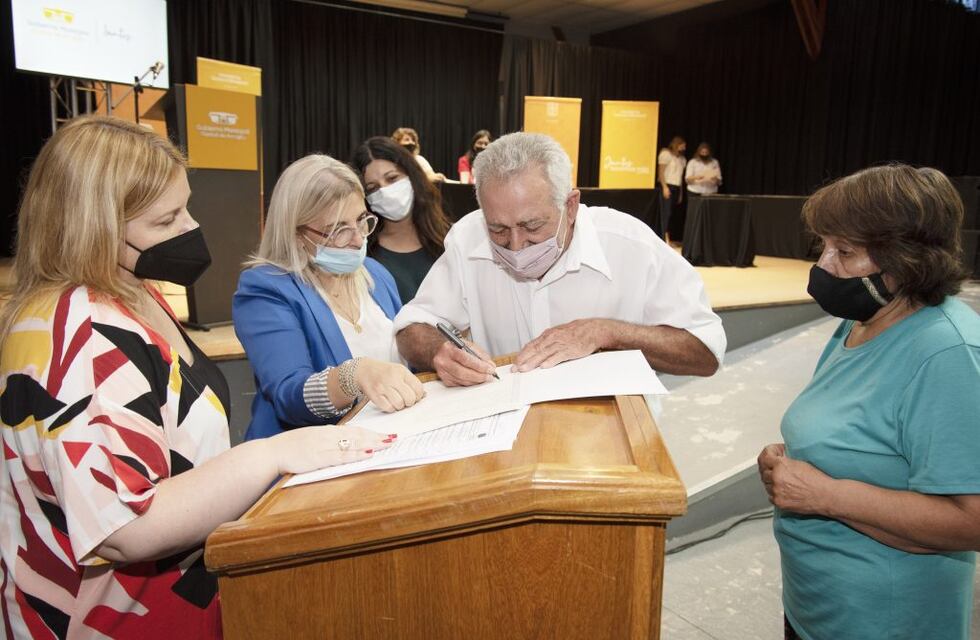 Se entregaron en Arroyito 33 escrituras de Viviendas Municipales