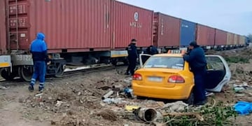 El taxi fue arrollado por un tren de carga, en Córdoba.