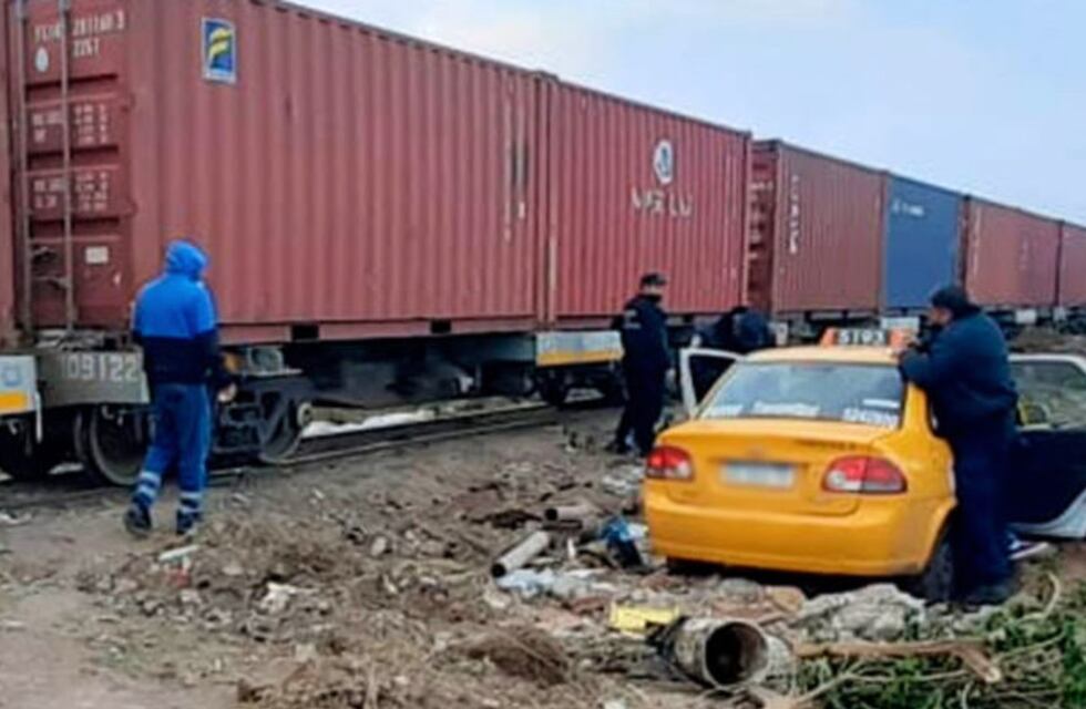 Accidente en Córdoba: taxi es arrollado por un tren