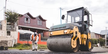 La Municipalidad de Ushuaia a través de la Secretaría de Planificación e Inversión Pública avanzó con las tareas de reparación de las calles.