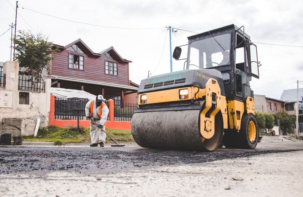 Bacheo y repavimentación en calle Perón, Yamanas y Pastor Lawrence