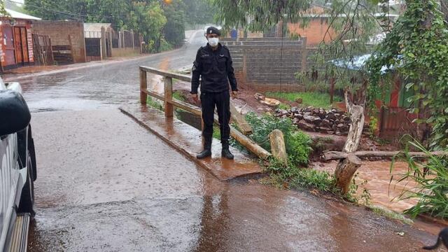 Varias calles se encuentran inundadas en Puerto Iguazú.