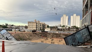 Fuerte temporal de lluvia provocó un socavón de unos 30 metros en la avenida Vélez Sársfield, a la altura del emprendimiento inmobiliario Pocito. (Pedro Castillo / La Voz)