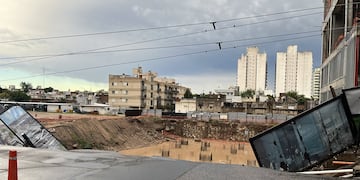 Fuerte temporal de lluvia provocó un socavón de unos 30 metros en la avenida Vélez Sársfield, a la altura del emprendimiento inmobiliario Pocito. (Pedro Castillo / La Voz)