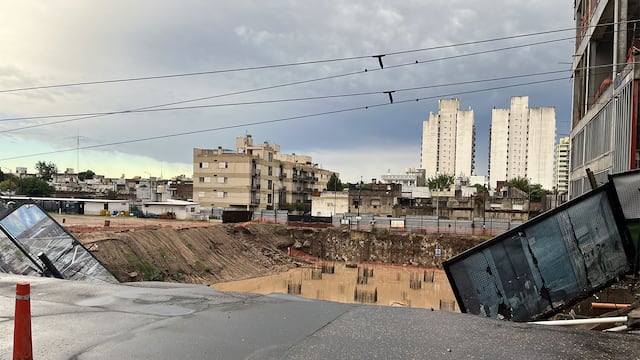 Fuerte temporal de lluvia provocó un socavón de unos 30 metros en la avenida Vélez Sársfield, a la altura del emprendimiento inmobiliario Pocito. (Pedro Castillo / La Voz)
