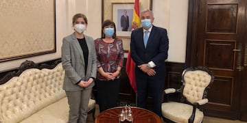 El gobernador Morales realiza una visita a España con una agenda de reuniones políticas y empresarias. Este martes tuvo un encuentro con las legisladoras del PSOE Hana Jalloul Muro y Cristina Narbona Ruiz.