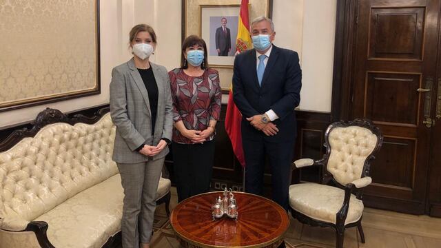 El gobernador Morales realiza una visita a España con una agenda de reuniones políticas y empresarias. Este martes tuvo un encuentro con las legisladoras del PSOE Hana Jalloul Muro y Cristina Narbona Ruiz.