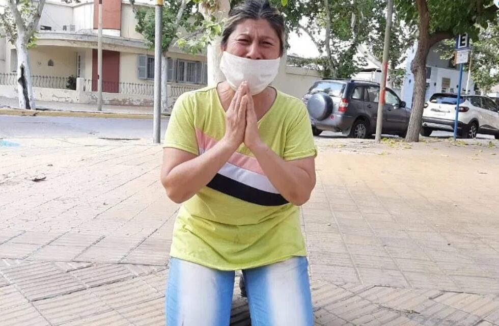 Se arrodilló y pidió que liberen a su hermano, acusado de abusar de una menor