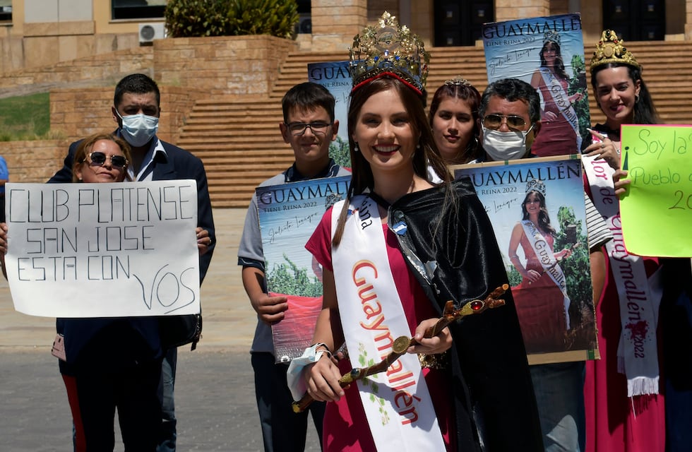 La “reina no oficial” de Guaymallén y un grupo de vecinos se manifestaron en Casa de Gobierno
