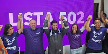 Alfredo Gonzáles y Bárbara Andreussi (ambos al centro) son los diputados nacionales electos por la alianza La Libertad Avanza en Jujuy. La lista libertaria obtuvo el triunfo este domingo con 150.957 votos a su favor.