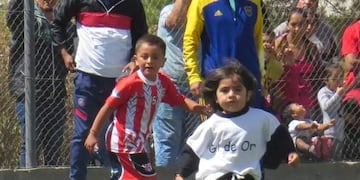 Ciro tiene 4 años y se destacó jugando al fútbol en Río Negro.