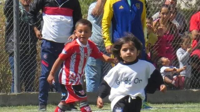 Ciro tiene 4 años y se destacó jugando al fútbol en Río Negro.