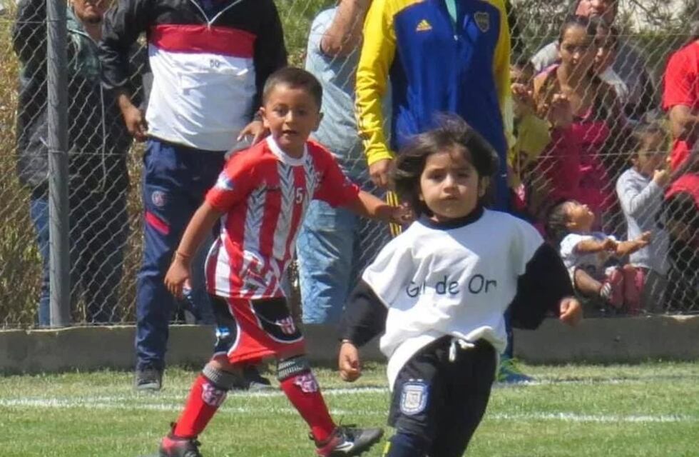 Tiene cuatro años, es de Río Negro y la rompe jugando al futbol en torneos locales
