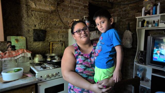 Una mamá de Río Negro vende tortas fritas para que su hijo cumpla el sueño de poder escuchar