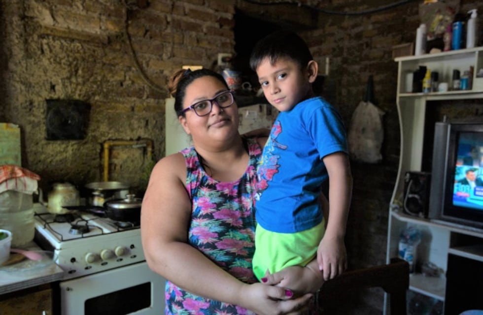 Una mamá de Río Negro vende tortas fritas para que su hijo cumpla el sueño de poder escuchar
