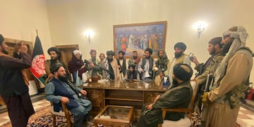 Los combatientes talibanes toman el control del palacio presidencial afgano en Kabul después de que el presidente Ashraf Ghani huyera del país. (AP)