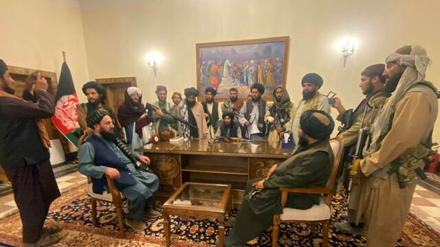 Los combatientes talibanes toman el control del palacio presidencial afgano en Kabul después de que el presidente Ashraf Ghani huyera del país. (AP)