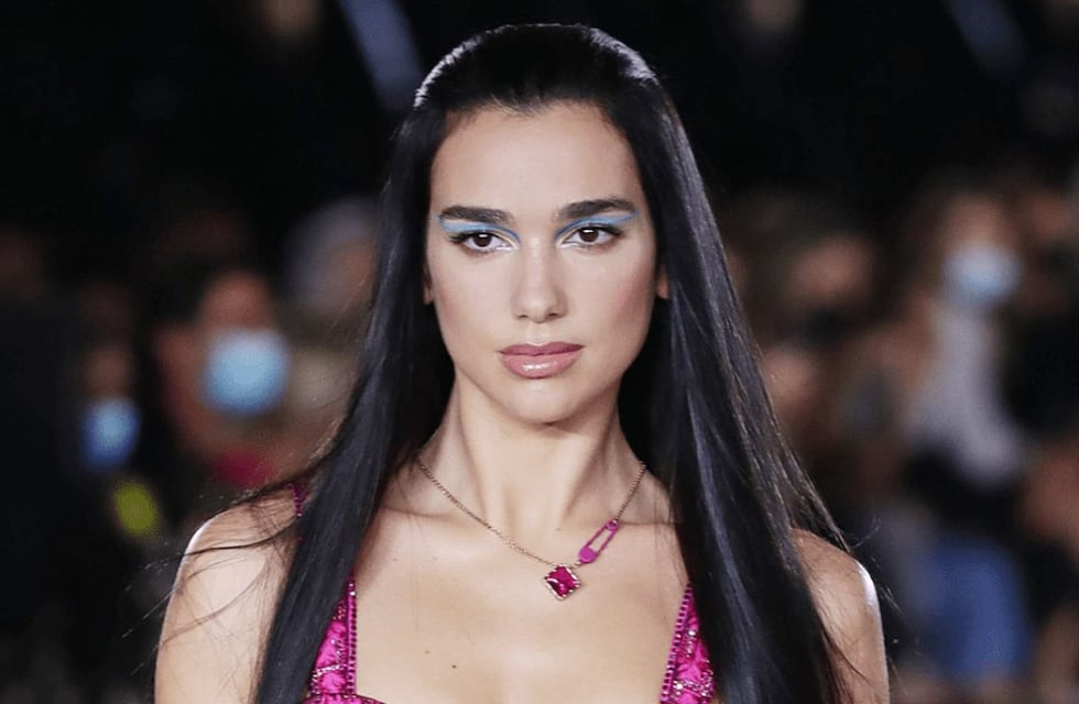 Dua Lipa modeló muy sexy en un vestido Versace y dejó a todos boquiabiertos