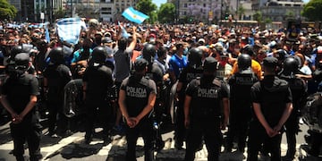 Incidentes en la despedida de Diego Maradona: la Policía cerró la fila y se enfrentó con los fanáticos