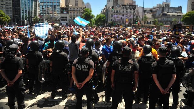 Incidentes en la despedida de Diego Maradona: la Policía cerró la fila y se enfrentó con los fanáticos