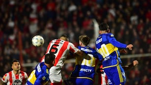 Arriba con todo y contra todos. Fernando Alarcón y su festejo en Instituto por los 199 partidos, nada menos que ante Boca (Javier Ferreyra / La Voz)