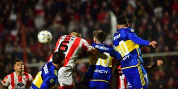 Arriba con todo y contra todos. Fernando Alarcón y su festejo en Instituto por los 199 partidos, nada menos que ante Boca (Javier Ferreyra / La Voz)