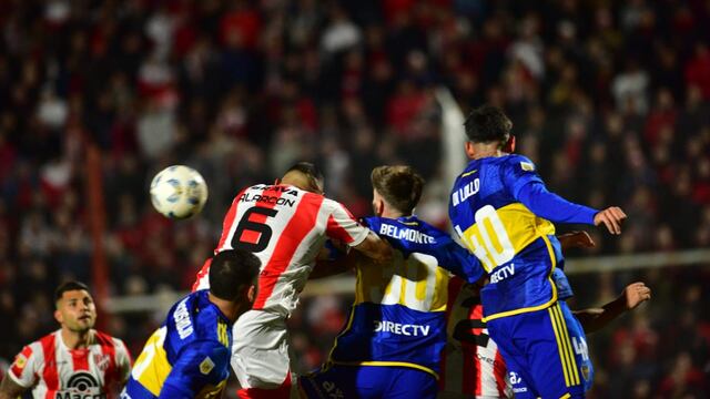 Arriba con todo y contra todos. Fernando Alarcón y su festejo en Instituto por los 199 partidos, nada menos que ante Boca (Javier Ferreyra / La Voz)