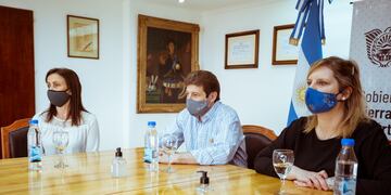 Gustavo Melella, Judit Di Giglio y equipo del Ministerio de Salud de Tierra del Fuego prepara la campaña de vacunación contra el Covid-19 en la provincia.