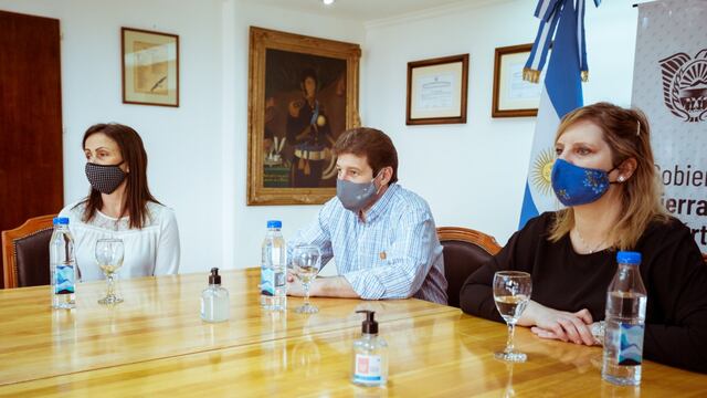 Gustavo Melella, Judit Di Giglio y equipo del Ministerio de Salud de Tierra del Fuego prepara la campaña de vacunación contra el Covid-19 en la provincia.