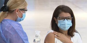 Ya se completó la primera dósis para trabajadores de la salud de la ciudad capital.