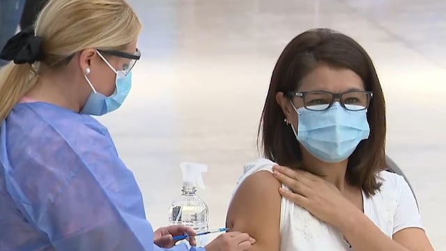 Ya se completó la primera dósis para trabajadores de la salud de la ciudad capital.