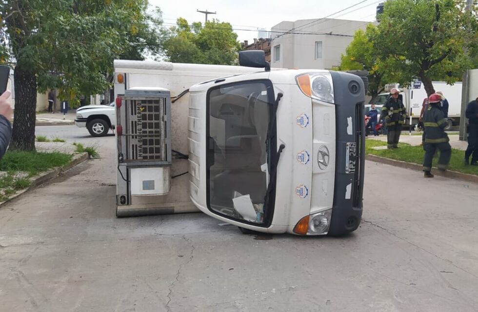 Choque y vuelco de un camión que transportaba alimentos