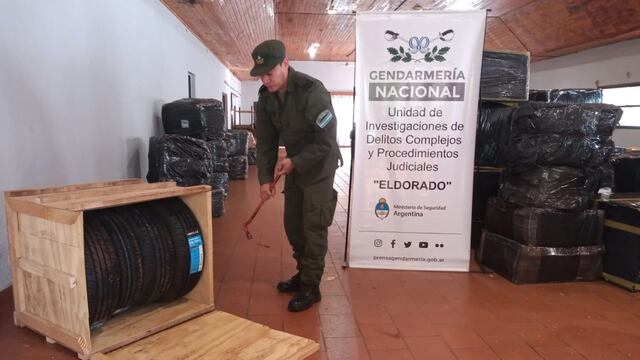 Secuestran contrabando de cubiertas y mercadería en Eldorado.