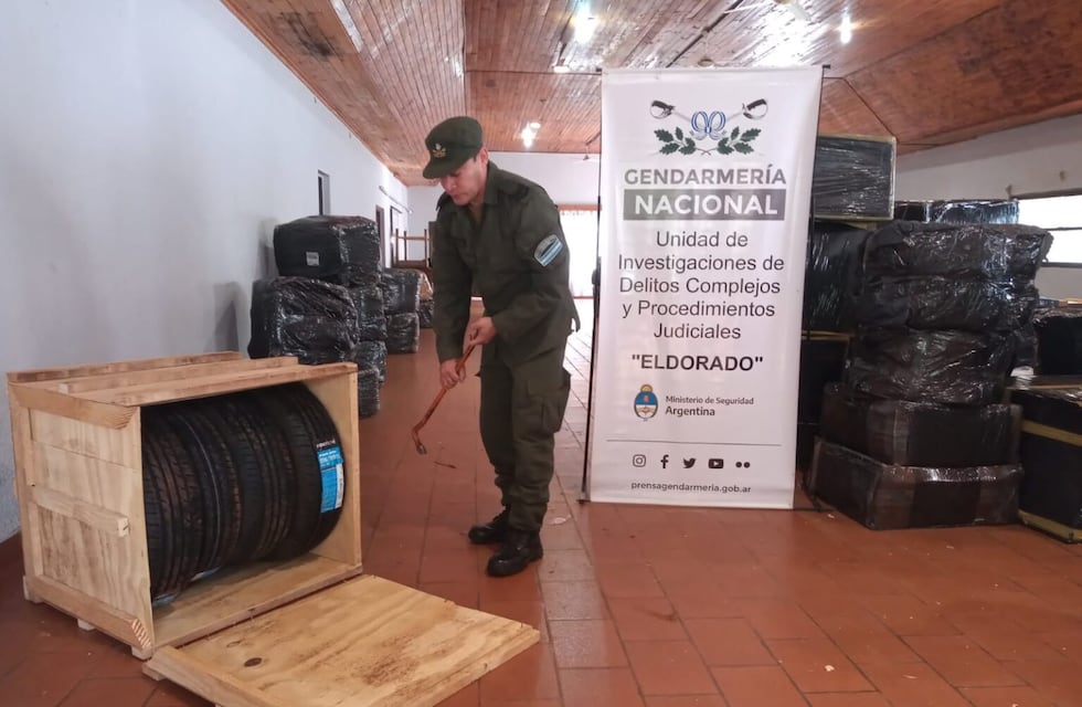 Secuestran contrabando de cubiertas y mercadería en Eldorado