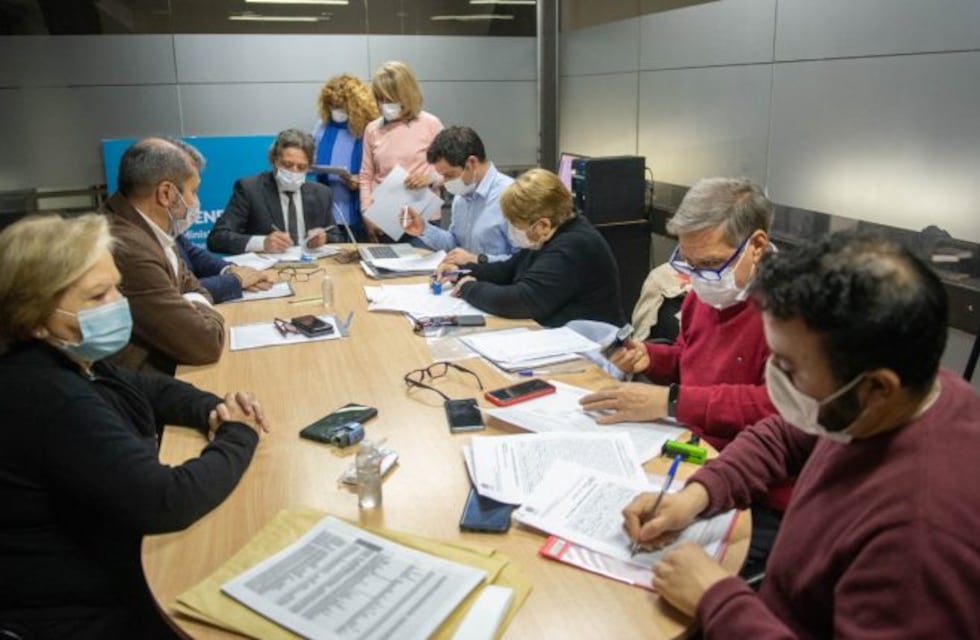 Ampros firmó el acta de acuerdo tras aceptar la propuesta salarial del Gobierno